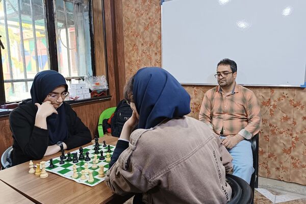 رقابت فکری دانش‌آموزان ورامینی در مسابقات شطرنج کانون هدایت