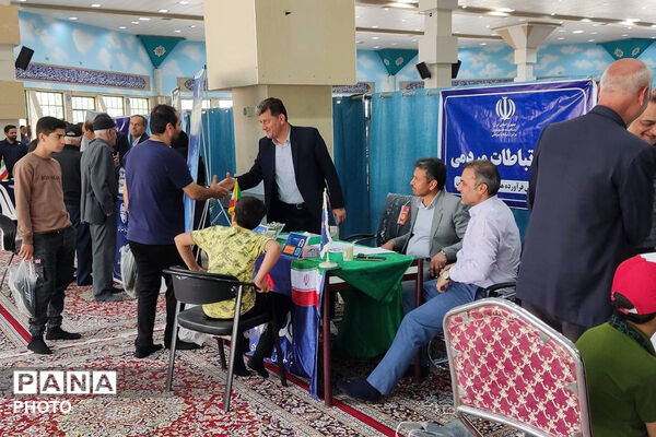  برپایی میز خدمت در حاشیه نماز جمعه بجنورد با حضور مسئولان استانی