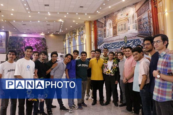 استقبال پرشور از دانش‌آموز مشهدی قهرمان المپیاد جهانی نجوم و اخترفیزیک