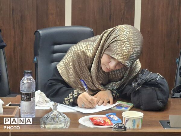 آیین تقدیر از دانش آموز خبرنگاران منطقه ۱۰ تهران 