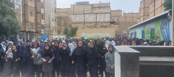 مراسم جشن عاطفه‌ها با یاد و خاطره شهید سید حسن نصرالله در دبیرستان میرزا جعفر سروقد