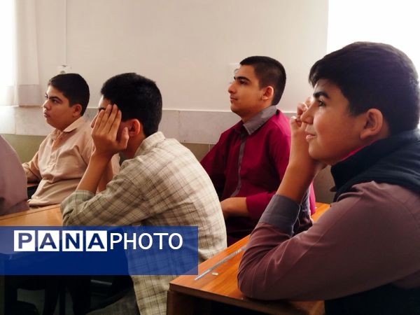 هدایت تحصیلی دانش‌آموزان در دبیرستان میثاق با حضور مشاور مدرسه 