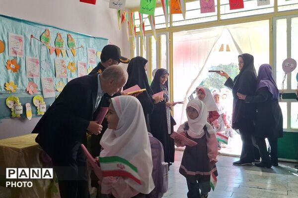 جشن شکفتن کلاس اولی‌ها در دبستان ستایش شهریار
