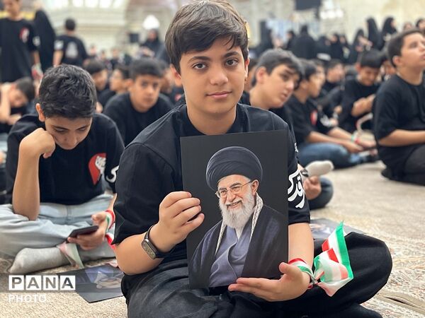 فریادِ ایستادگی از دلِ مرقد امام؛ دانش‌آموزان با سرود باید برخاست پیام مقاومت را ابلاغ کردند