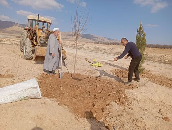 کاشت نهال در آرامستان روستای گزکوه