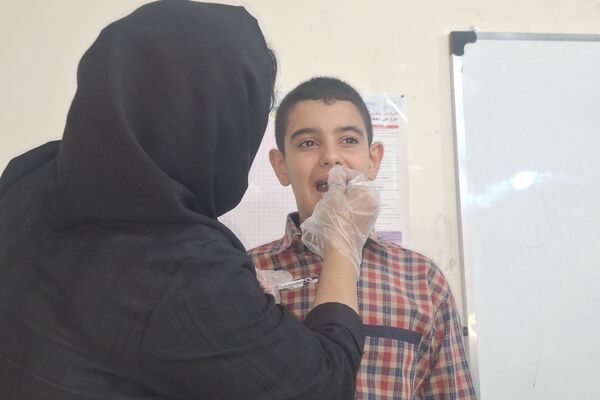 اجرای طرح وارنیش فلوراید در آموزشگاه معارف ۶ شیراز