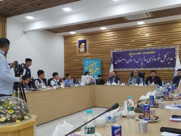 نشست خبری مدیرکل نوسازی مدارس استان اصفهان با دانش آموز خبرنگاران پانا