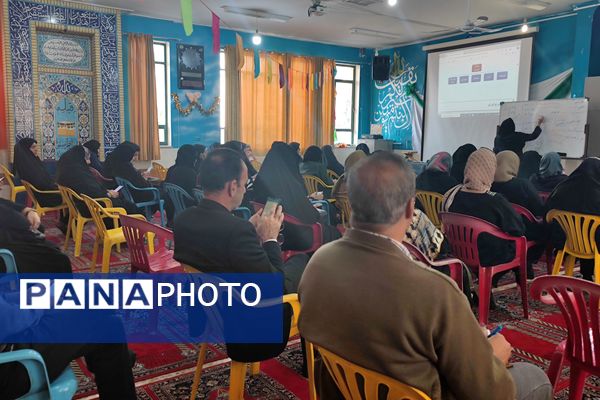 برگزاری جلسه آموزش خانواده در دبیرستان شاهد شهید قاسم سلیمانی