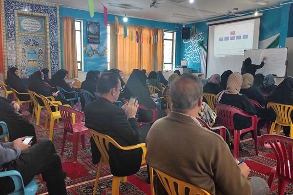 برگزاری جلسه آموزش خانواده در دبیرستان شاهد شهید قاسم سلیمانی
