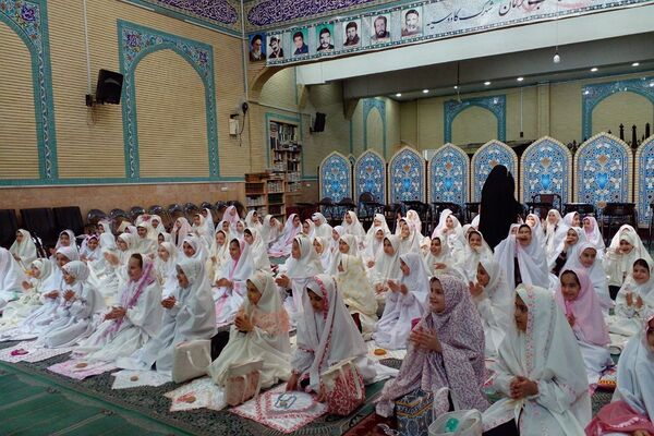 دختران مدرسه هدی 1 در خلعت زیبای عبادت