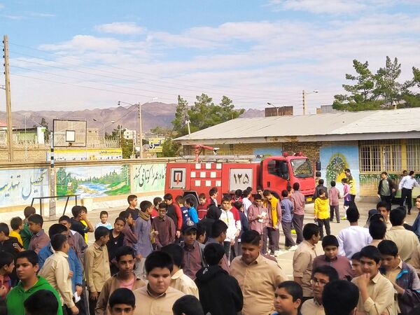 حضور آتش‌نشانان در دبیرستان میثاق کاشمر