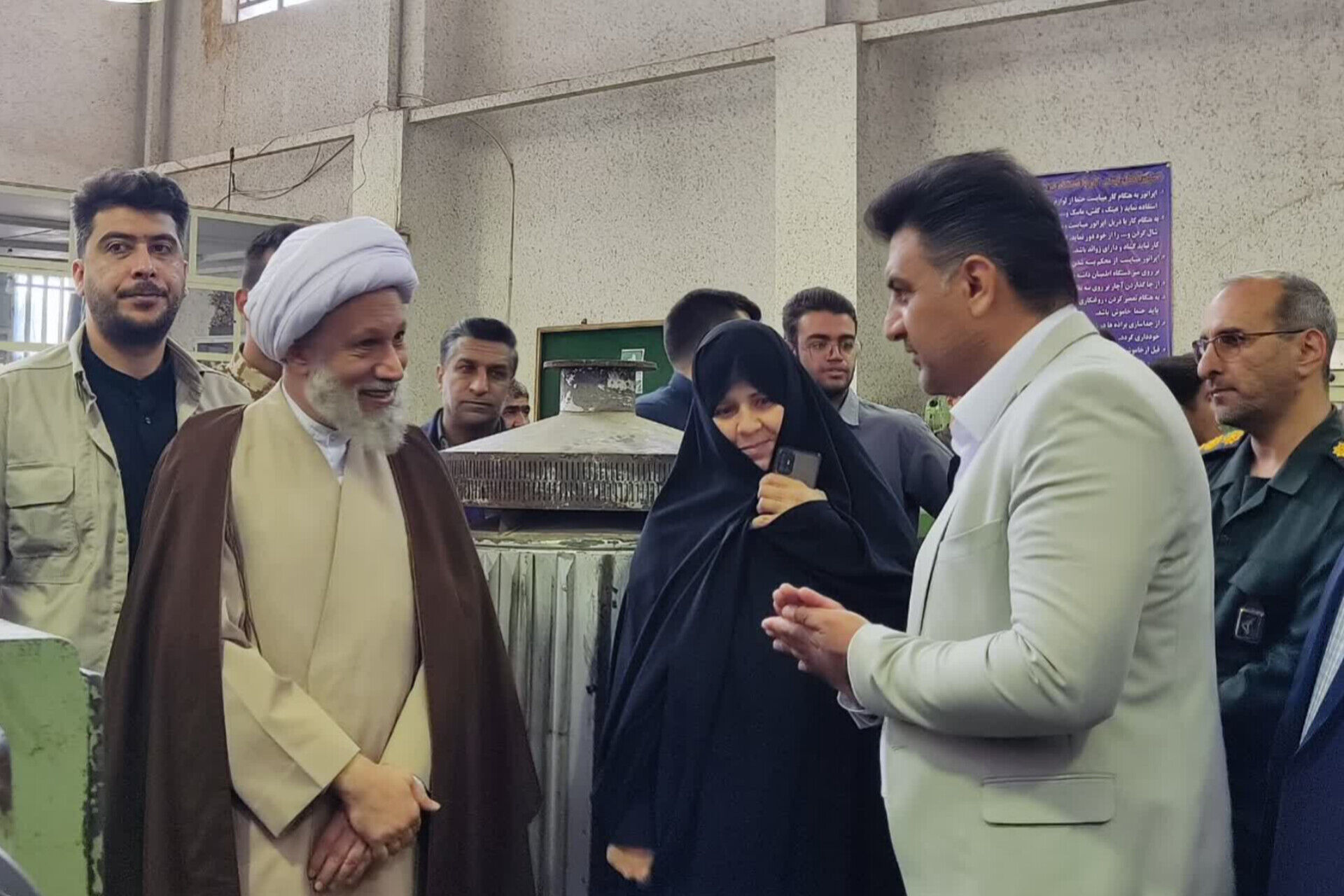 بازدید نماینده ولی فقیه استان فارس از هنرستان طالقانی در آستانه هفته بسیج