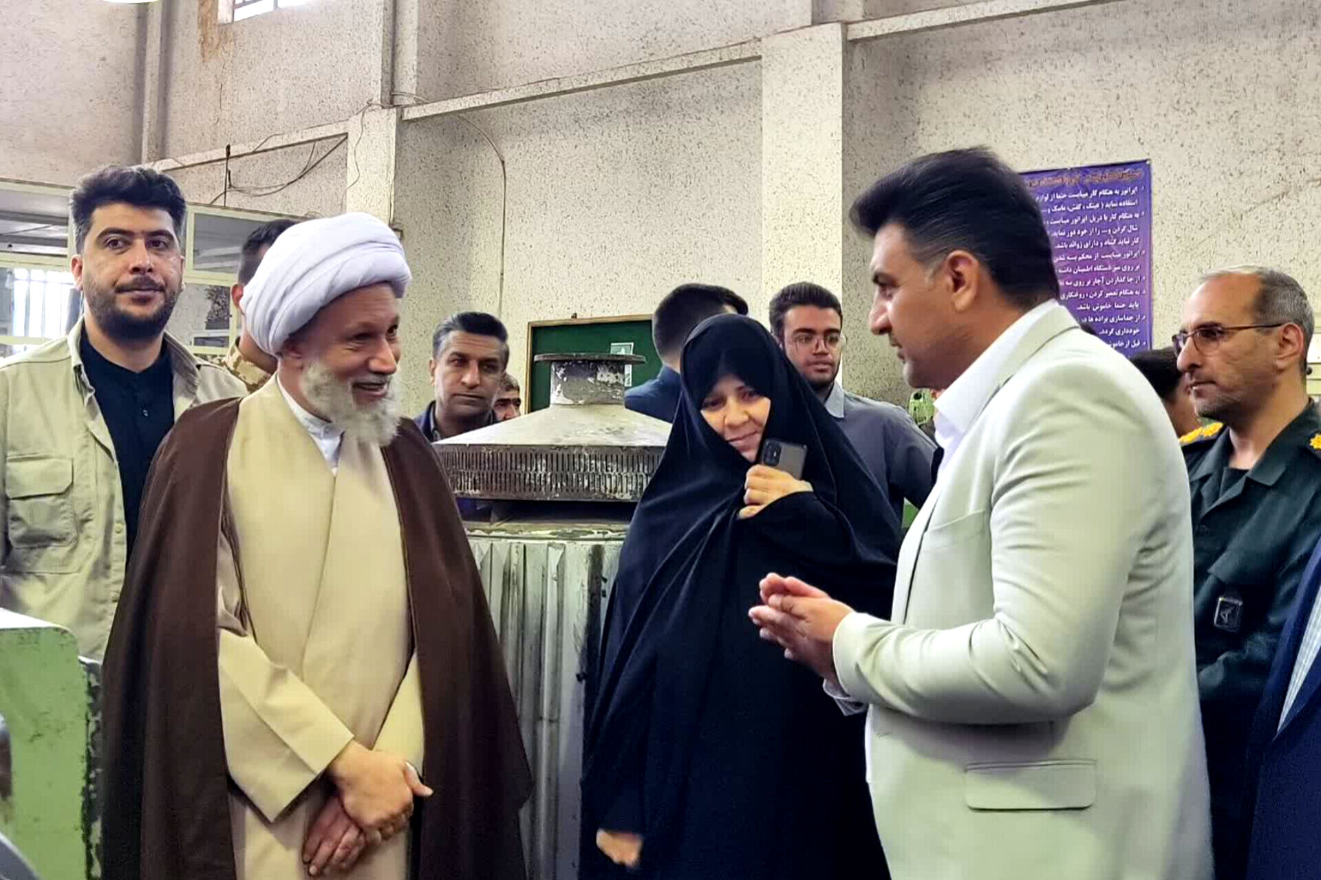 بازدید نماینده ولی فقیه استان فارس از هنرستان طالقانی در آستانه هفته بسیج