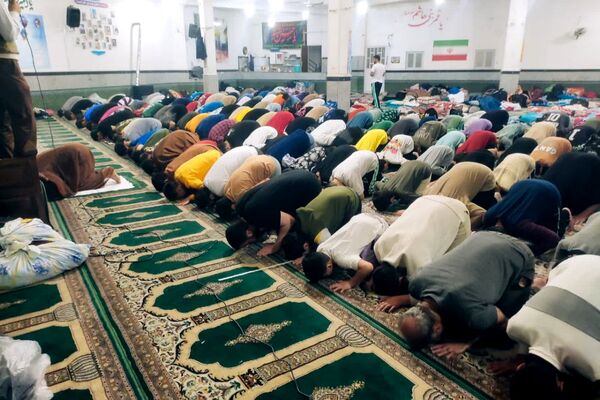 اعتکاف دانش آموزی در مسجد حضرت ابوالفضل قیامدشت