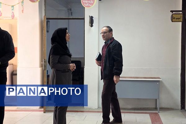 آماده‌سازی آثار هنرجویان در نمایشگاه دهه فجر رباط‌کریم