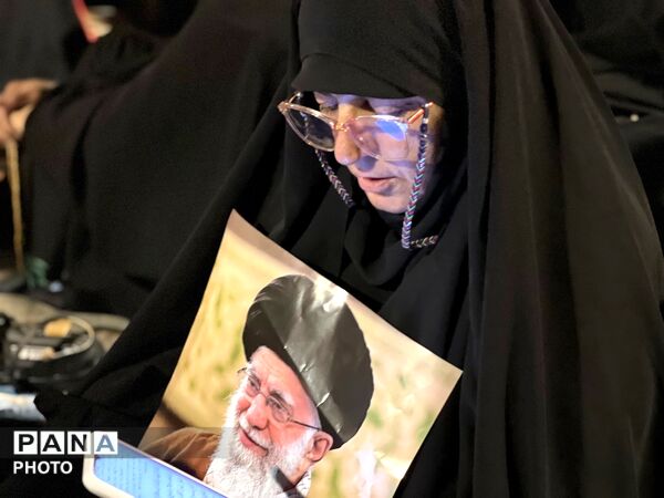 وداع حماسی مردم با شهدای وطن در مصلای تهران