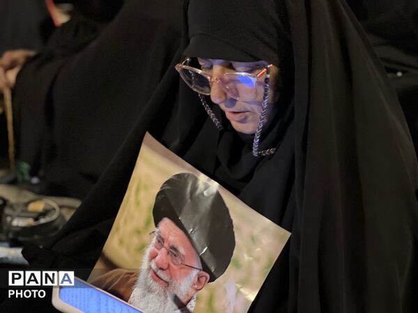 وداع حماسی مردم با شهدای وطن در مصلای تهران