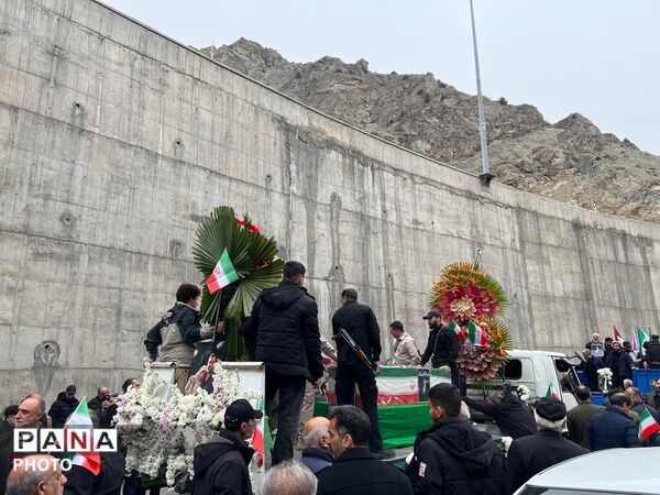 تشییع پیکر شهید دانشمند محمدرضا کیا بر دستان مردم کرج 