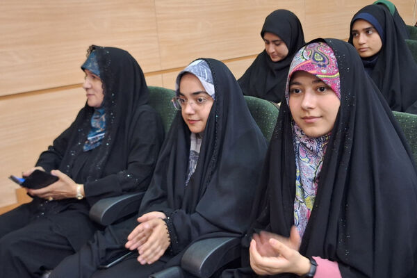 تقدیر از چهره های روشن در محفل ایمان 
