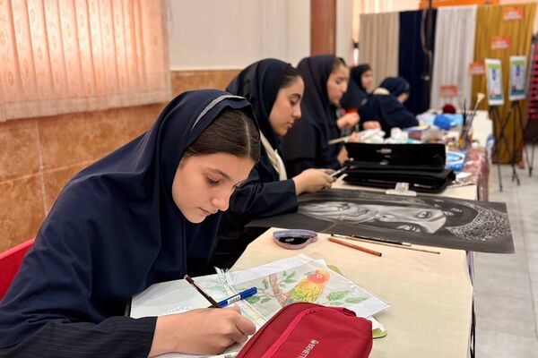 زنگ آغاز رقابت‌های هنری در گل‌های نمونه ورامین به صدا در آمد