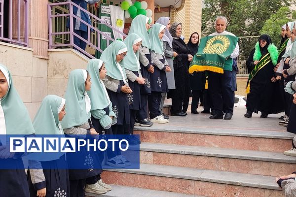 عطر حرم رضوی در رباط‌کریم پیچید؛ پرچم‌گردانی خادمان امام رضا (ع) در مدرسه شهید آقچه‌لو