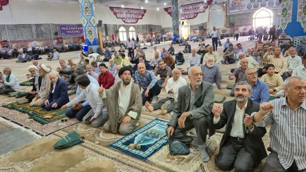 سخنرانی معاون مدیرکل و مدیر آموزش و پرورش کاشان در نماز جمعه و برگزاری میز خدمت در مصلی