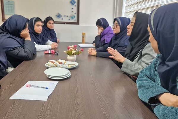  جلسات تمرین نمایش‌نامه‌خوانی در دبیرستان فرزانگان