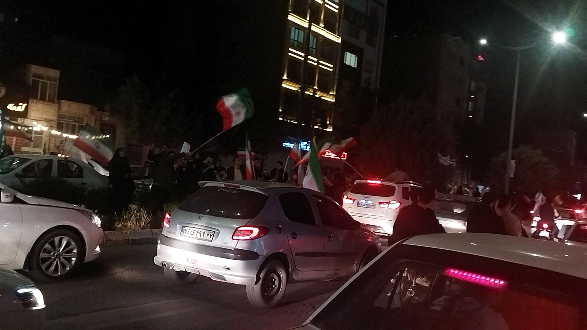 نیشابوری ها تا پایان جنگ  به  بلوار فضل با پرچم ایران  می آیند 