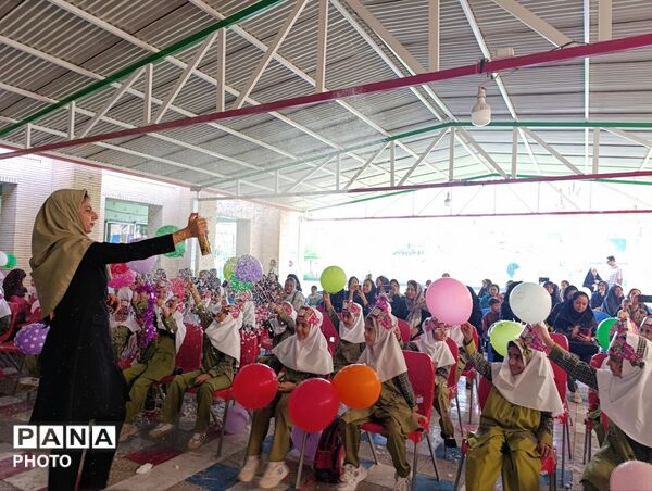 جشن شکوفه‌ها در مدرسه شاهد حاجی‌آباد