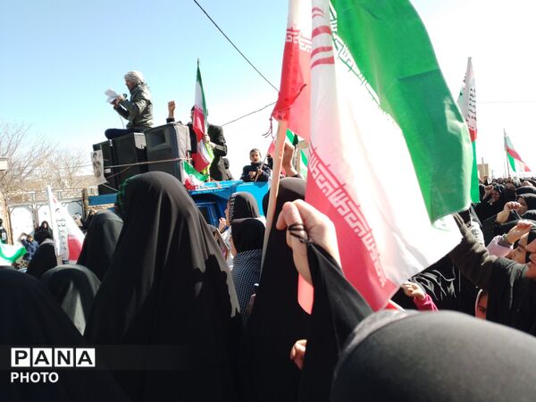 حضور دانش‌آموزان دبیرستان باهنر  در راهپیمایی روز هفتم شهادت رهبر انقلاب