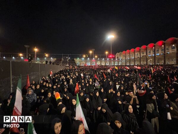 وداع حماسی مردم با شهدای وطن در مصلای تهران