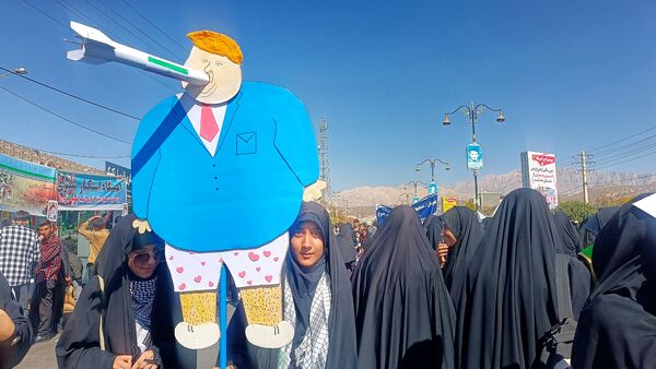 حضور پرشور مردم یاسوج در راهپیمایی ۱۳ آبان در دامنه‌های دنا