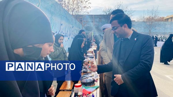 آغاز رسمی مسابقات فرهنگی هنری با نواختن زنگ جشنواره فردا و جشنواره ماها در مدرسه تکتم 