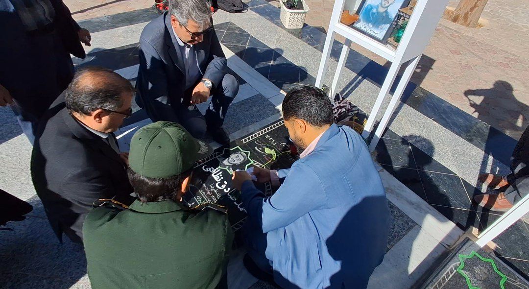 آغاز هفته دولت با غبارروبی گلزار شهدای امامزاده سید حمزه