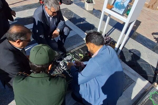 آغاز هفته دولت با غبارروبی گلزار شهدای امامزاده سید حمزه