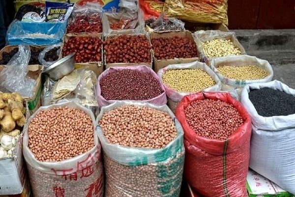 آیا حذف گوشت، تخم‌مرغ و حبوبات پس از زایمان برای سلامتی مادر و نوزاد مفید است؟