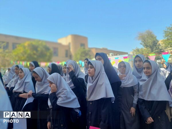 جشن جوانه‌ها با آغاز فصلی تازه در دبیرستان حضرت معصومه(س) ناحیه ۴ کرج
