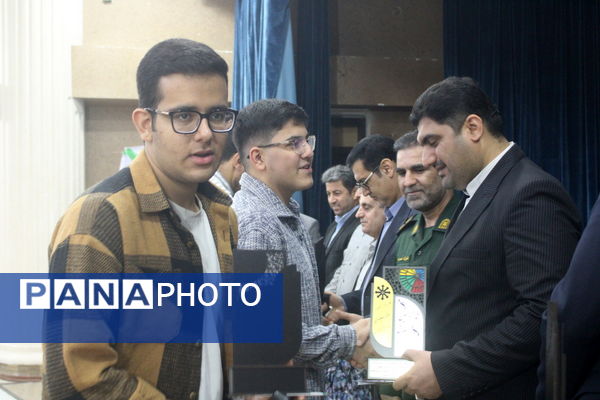 تجلیل از برگزیدگان دبیرستان شهید بهشتی شهرستان بوشهر (1)