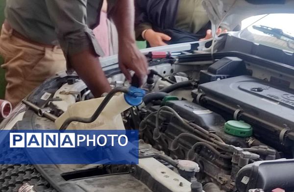 بانوان حاجی‌آباد در کارگاه تعمیرات ماشین