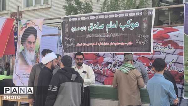 اربعین سردار غلامرضا سلیمانی و هم‌نوایی با کاروان حسینی در تجمع مردمی
