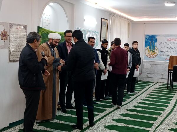 تجلیل از اعضای فعال بسیج دبیرستان نمونه آیت‌الله خامنه‌ای کاشمر