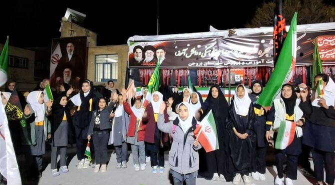 همدردی دانش‌آموزان دبستان الهام با مادران فرشته‌های میناب