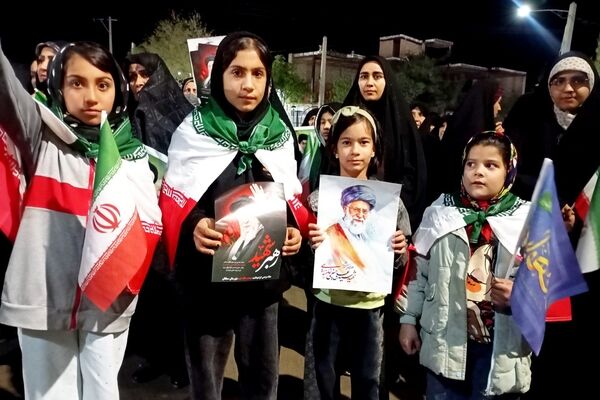 دانش‌آموزان شهرستان مانه در راهپیمایی‌های شبانه در جنگ رمضان 