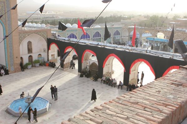 آیین مذهبی تعویض پرچم گنبد حرم مطهر حضرت سلطانعلی ابن امام محمد باقر(ع)