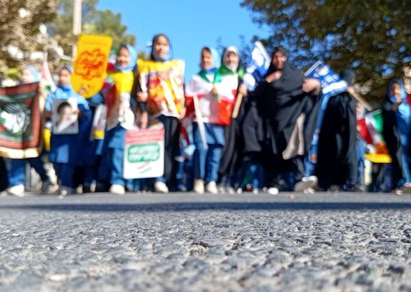 حضور پرشور دانش آموزان در راهپیمایی ۱۳ آبان ماه 