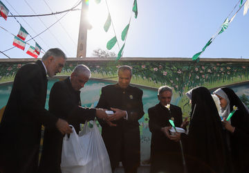توزیع کیک جشن میلاد امام عصر (عج) در مدارس ابتدایی مشهد
