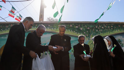 توزیع کیک جشن میلاد امام عصر (عج) در مدارس ابتدایی مشهد