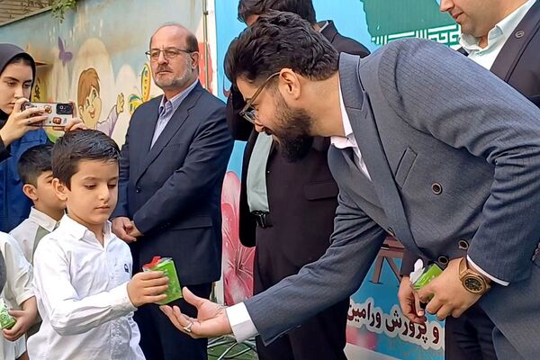 گام نهادن دانش‌آموزان کودکستانی شهرستان ورامین در مسیر تعلیم و تربیت