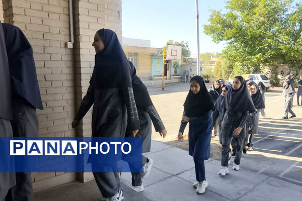 گام‌های استوار، آینده‌ای روشن: جشن آغاز سال تحصیلی در دبیرستان شاهد ام ابیها آباده
