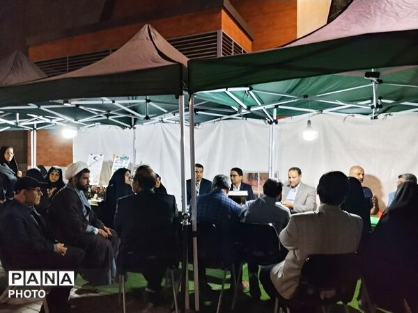 نماز جماعت بزرگ دانش‌آموزان مشهدی همزمان با اجلاس سراسری نماز 